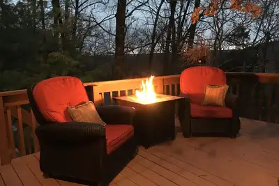 Image de Cabane en rondins dans les bois. Détente en plein air et vie intérieure confortable près du lac.