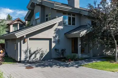 Image de Maison en rangée sur une rue privée près d'une piste cyclable, d'une rivière et d'une ville.