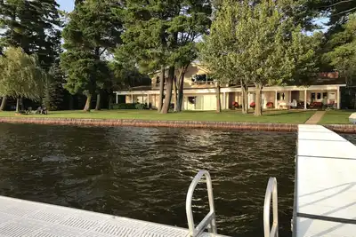 Image de Executive 4600 sq. Ft. Lakefront Estate sur le lac Mitchell Ă Cadillac, Michigan