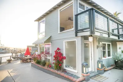 Image de Oceanfront / Bayfront Beach Cottage. Salle à manger et cuisine au bord de l'eau.