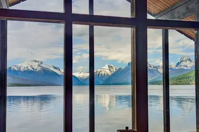 Image de Lakefront Cedar Cabin Inside Glacier National Park