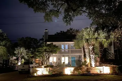 Image de Airlie Road Cottage rénové avec double porches, palmiers et WiFi