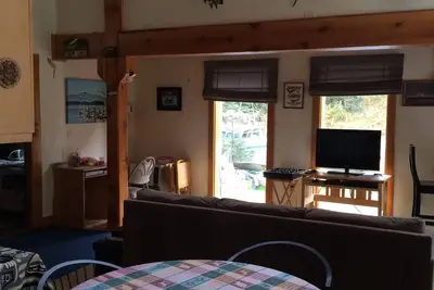 Image de Comfy, calme, meublé avec goût! Super pour les clients de pêche et les vacanciers.