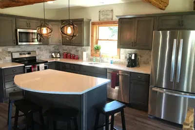 Cabane en rondins récemment rénovée sur le ruisseau Quartz où la route se termine et les sentiers commencent
