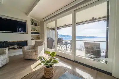 Image de Luxurious Lakefront w \/ Private Beach - Tout ce dont vous avez besoin!