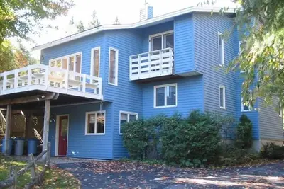 Image de Quatre chambres Village Accueil pour 12 personnes avec bain Ă remous et salle de jeux