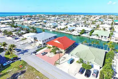 Image de Key Colony Rose - Maison de 4 chambres au bord du canal avec Cabana Club à Key Colony Beach
