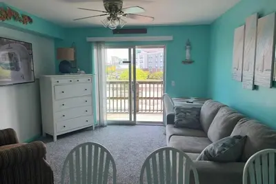 Image de Situé à côté du parc, de la baie et de l'océan! Nouvelle piscine! récemment rénové. proche des commerces.