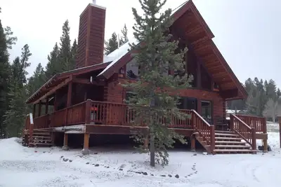Image de Mountain View Lodge - Nouvelle maison en bois rond classée 5 étoiles, à 7 km du parc!