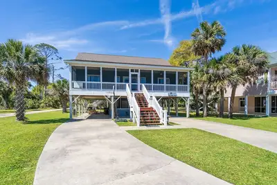 Image de Bienvenue dans \"The Haley Bug\"! 5 chambres, 3 bains; À seulement 435 pieds de la côte de l'océan
