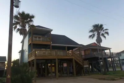 Image de Deux palmiers sur Crystal Beach. Maison neuve de première rangée avec de belles vues et wifi