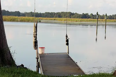Image de Maison au bord de l'eau, salle de soleil avec télévision, quai de pêche, emplacement privé