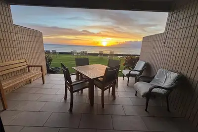 Image de Ocean View, Ocean Front, à 30 pieds de l'océan!