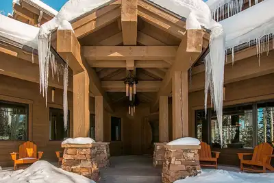 Image de Spectacular Family Retreat - 7 Bdrms, Dining EXTÉRIEUR, Hot Tub, Sauna, Game Rm