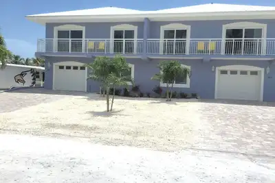 Image de Nouveau 4 chambres, 4 salles de bain avec piscine privée sur 9th Street-