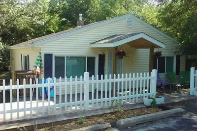 Image de Spacieux 5 Br \/ 3ba Cottage dans Fun Beach Miller rempli