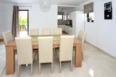 Image de Bel appartement avec un grand jardin et vue sur la mer