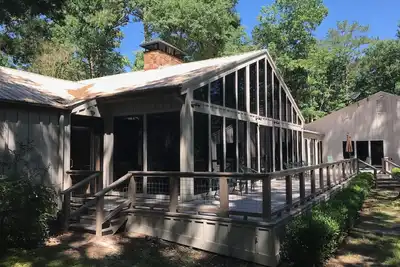 Image de Hidden Pines Lodge - Intimité dans les bois de Piney dans l'est du Texas
