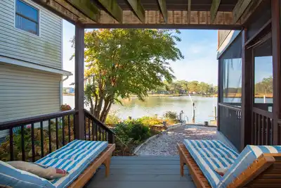 Image de Magnifique maison filaire au bord de l'eau avec une vue magnifique sur le coucher du soleil. Kayaks inclus.