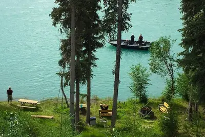 Image de Prestine Private Kenai River Front Propriété avec un nid d'aigle Vue à 360 degrés