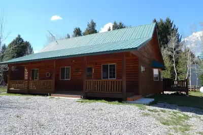 Image de Cedar Rest est une charmante cabine à seulement 17 miles des portes de Yellowstone