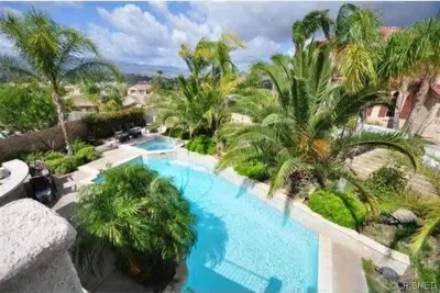 Image de Spacieuse maison de luxe Piscine / Spa / Vues