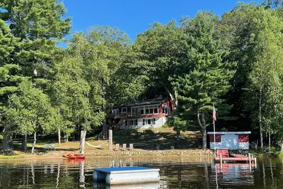 Image de Sandy Beach, des tonnes de jouets aquatiques et une excellente navigation de plaisance. . . Aimez Vos Vacances!