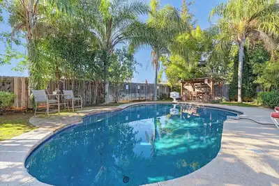 Image de Backyard Oasis Getaway + Un ventilateur de sport Dream Home