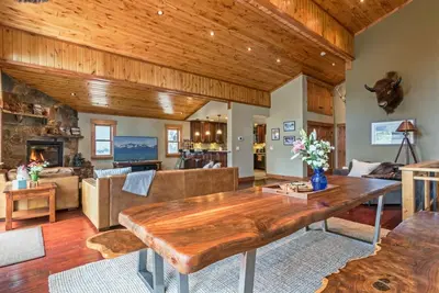 Image de Luxe Tahoe / Donner Accueil w / Vues montagne, sauna et bain à remous! - 6 Lit / 4. 5 Bath