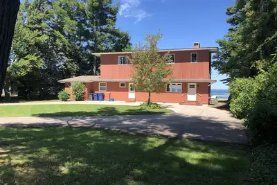 Image de 5 chambres + Den 4 salles de bain complète Beach House sur East Traverse Bay à Traverse City