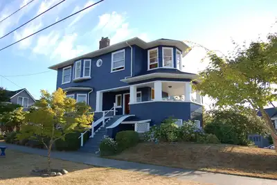 Image de 1, 904 style Queen Anne Accueil avec une vue imprenable, à proximité de la plage et centre-ville