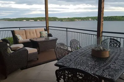 Image de Palisades Point - luxe sur le lac! Condo haut de gamme avec vue d'un million de dollars! !