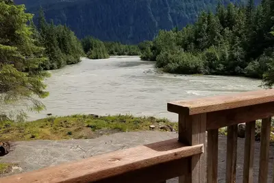 Image de Une vue imprenable sur la rivière et les montagnes