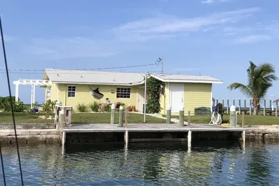 Image de Bord de l'eau, famille, retraite des Bahamas avec quai