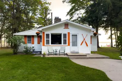Image de 100 'Privé, Sandy Lakefront! Cottage familial pour 8-10 personnes! Tarifs d'automne disponibles!