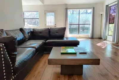 Image de Idéalement situé et confortable maison de 3 chambres.