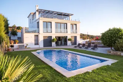Image de Villa élégante avec vue sur la Méditerranée, Gibraltar, la plage et le port de Sotogrande