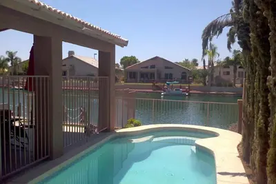 Image de Belle Glendale Accueil, 3br / 2ba - Lakefront w / piscine privée