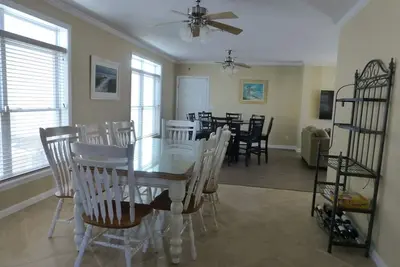 Image de Très bien situé et proche de la plage! Moderne, spacieux 5 ch / 3 sdb pour les grandes familles