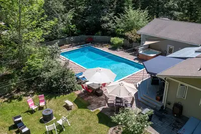 Image de Retraite Andy - Piscine extérieure chauffée, jacuzzi, barbecue et Ac central!