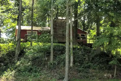 Image de Notre chalet au bord du ruisseau est niché au fond du pays sur une voie isolée.
