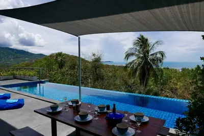 Image de Belle piscine tropicale avec vue sur la mer Villa Philippa Ă seulement 400 de la plage + voiture