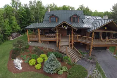Image de Moose Meadow Lodge & Treehouse - Cabane en rondins de style Adirondack sur 90 hectares
