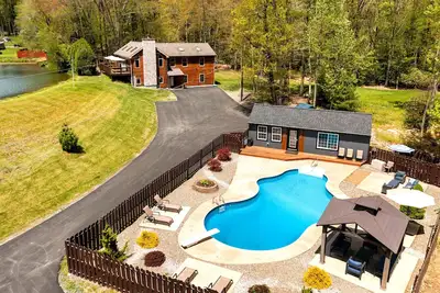 Image de Nouveau! 10 acres Lakefront Estate, piscine chauffée, terrain de volley-ball, terrain de football.
