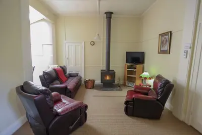 Image de Suite de 2 chambres à coucher avec salle de séjour avec chauffage central au feu de bois et climatisation