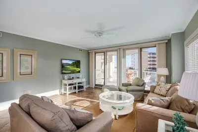 Image de Trouvez votre bonheur sur la plage dans ce superbe condo de luxe de 4 chambres au cœur d'Ocean City, dans le Maryland.