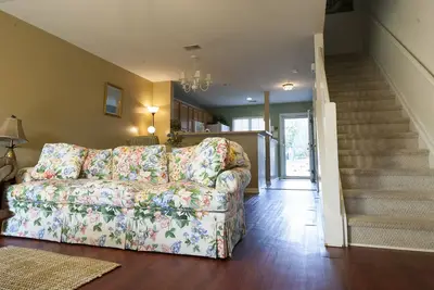 Image de Proche Convenient Belle Townhome 2bd / 2. 5baths. Nouveau Matelas, Wifi Tv, etc.
