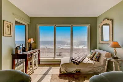 Image de Belle cuisine, en bord de mer avec une vue imprenable, à quelques pas de la plage!