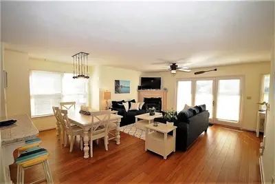 Image de Lac Avant, 3 Chambres, 3 1\/2 Bain, 3 Pont, 2 Cheminee, 2 Jacuzzi, 4 Kayak, Wifi