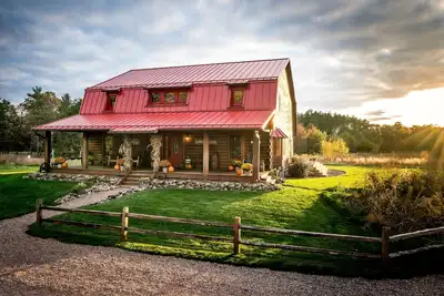 Image de / Nouvelle Liste / Superbe maison de bois rond nichée dans un environnement de prairies / forêts